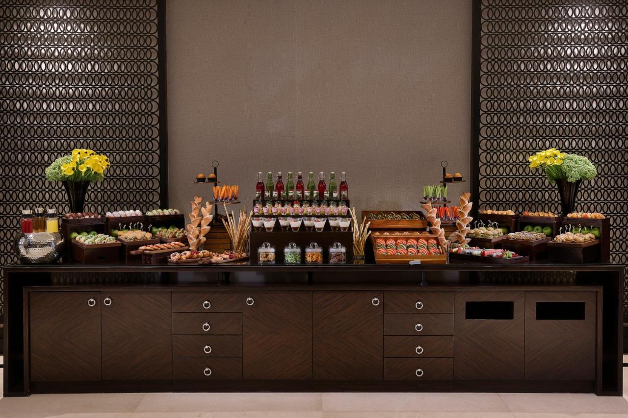 Voco - Riyadh, An Ihg Hotel - فندق فوكو الرياض, احدى فنادق مجموعة إنتركونتيننتال Riade Exterior foto A buffet at a hotel