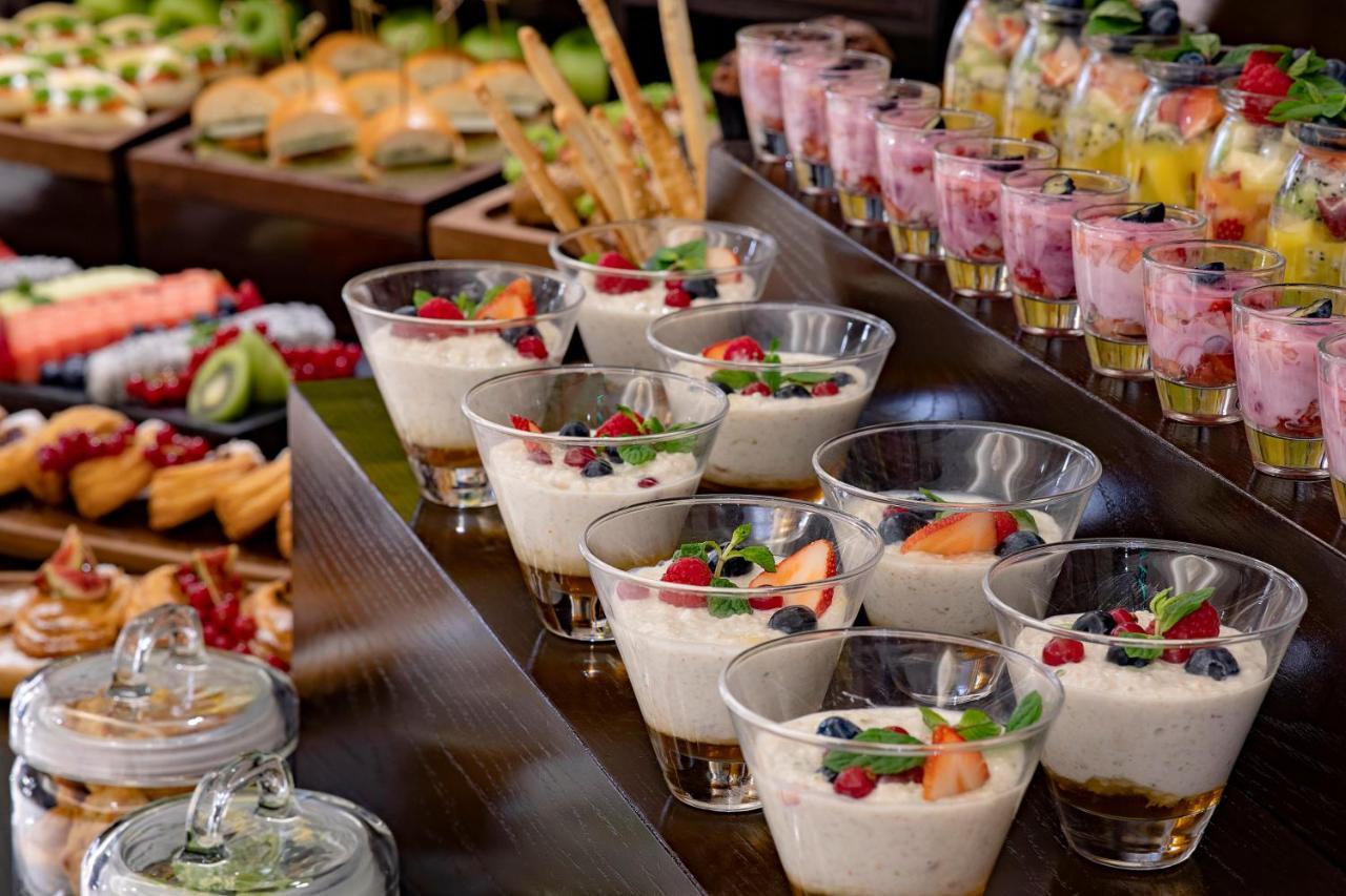 Voco - Riyadh, An Ihg Hotel - فندق فوكو الرياض, احدى فنادق مجموعة إنتركونتيننتال Riade Exterior foto A selection of desserts