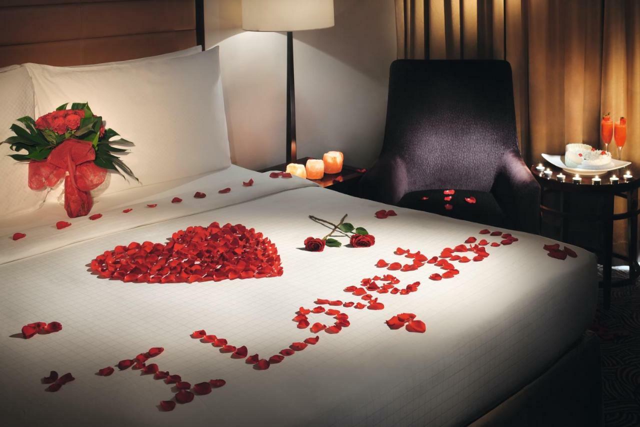 Voco - Riyadh, An Ihg Hotel - فندق فوكو الرياض, احدى فنادق مجموعة إنتركونتيننتال Riade Exterior foto A bed decorated for Valentine's Day