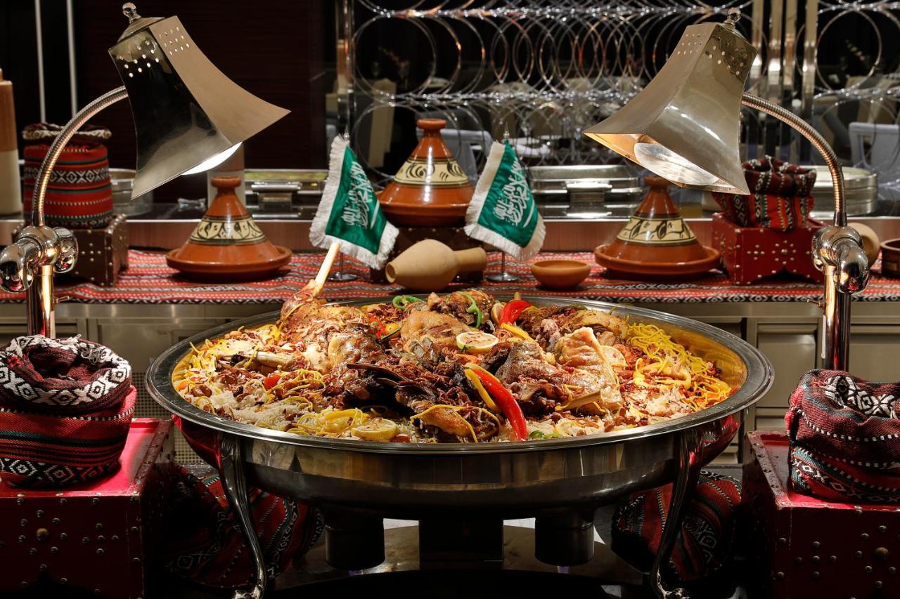 Voco - Riyadh, An Ihg Hotel - فندق فوكو الرياض, احدى فنادق مجموعة إنتركونتيننتال Riade Exterior foto A buffet at a restaurant