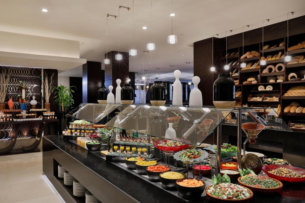 Voco - Riyadh, An Ihg Hotel - فندق فوكو الرياض, احدى فنادق مجموعة إنتركونتيننتال Riade Exterior foto A buffet at a hotel