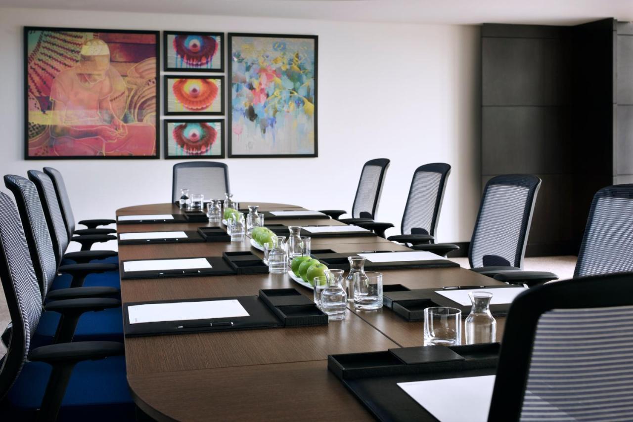 Voco - Riyadh, An Ihg Hotel - فندق فوكو الرياض, احدى فنادق مجموعة إنتركونتيننتال Riade Exterior foto A boardroom at a hotel