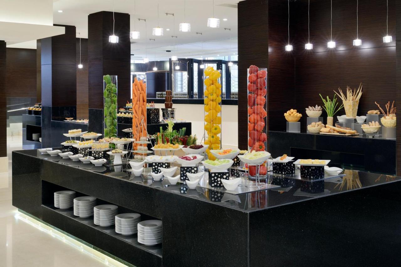 Voco - Riyadh, An Ihg Hotel - فندق فوكو الرياض, احدى فنادق مجموعة إنتركونتيننتال Riade Exterior foto A buffet at a hotel